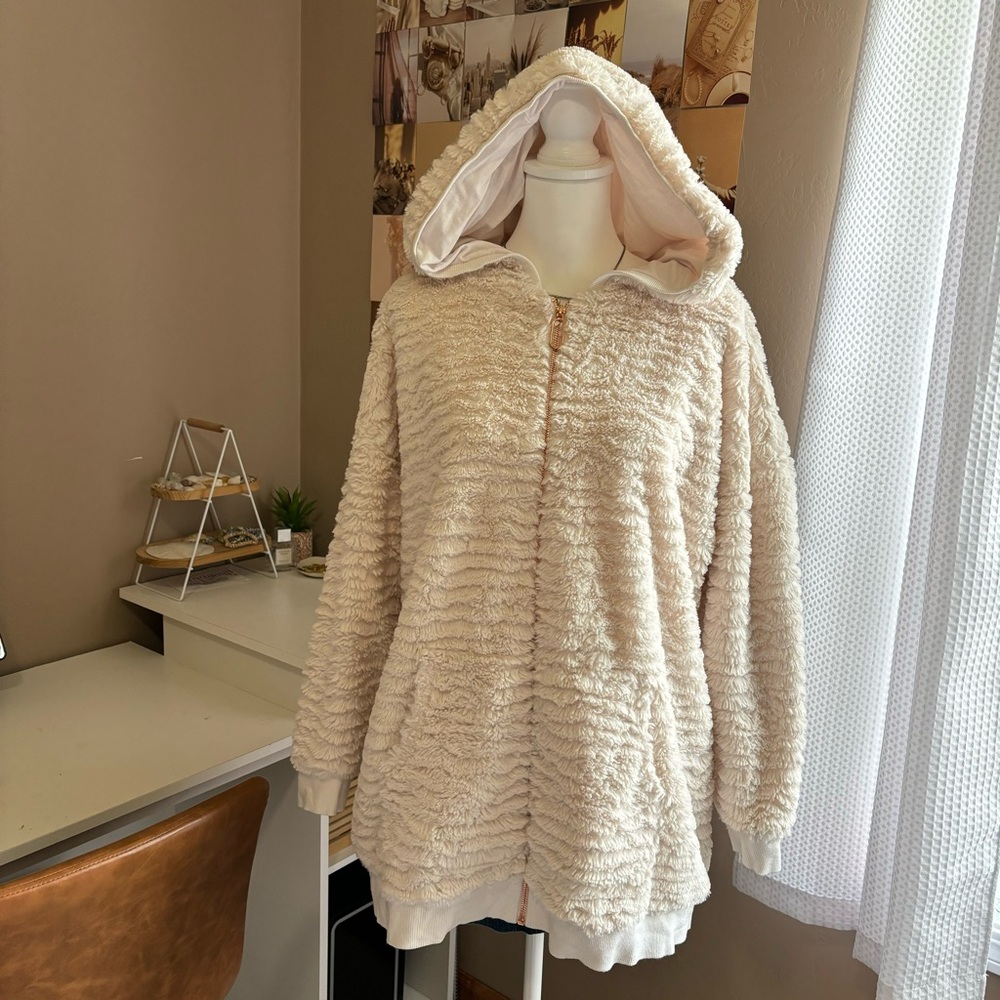 Soft Surroundings Ivory Novella
Teddy Fuzzy Soft Zip Tunic size Large